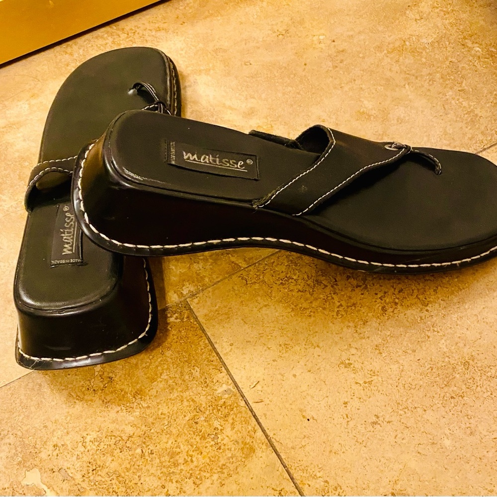 Matisse chunky sole sandal in black.